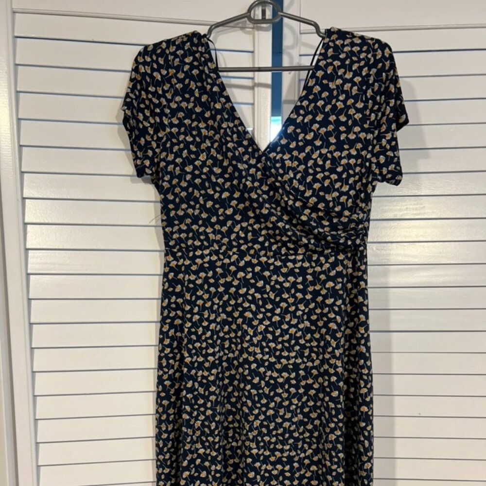 keleigh Navy Blue Floral mid length dress. Size small